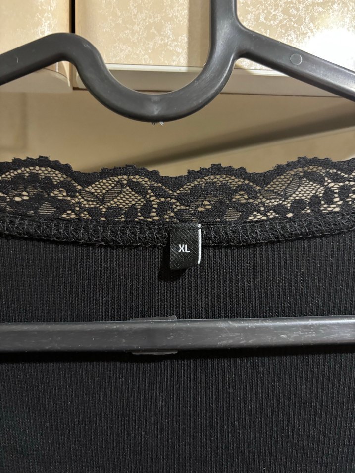 Dantel Detaylı Siyah V Yaka Uzun Kollu Bluz - Görsel 2