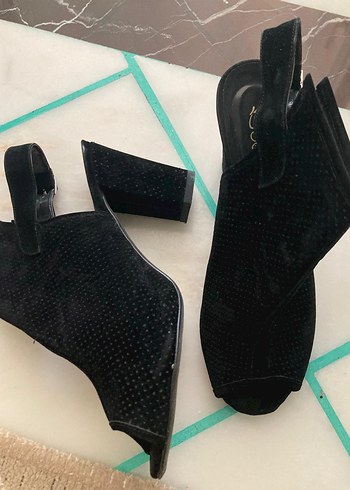 Tokalı Siyah Blok Topuklu Kadın Ayakkabı