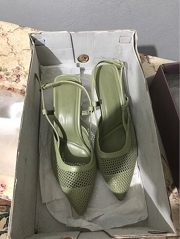 fileli su yeşili kısa topuklu ayakkabı