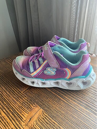Skechers yortık sökük yok
