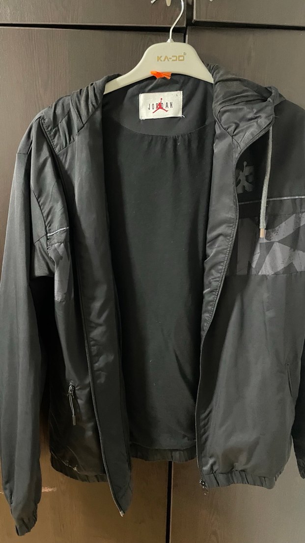 Jordan Siyah Kapüşonlu Erkek Yağmurluk - Görsel 3