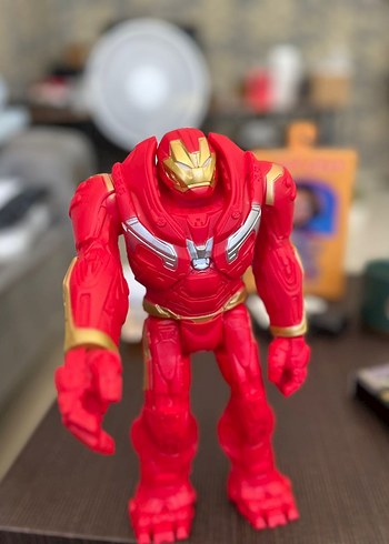Kırmızı Renkli iron man Figürü