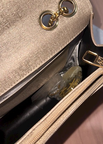 Zincir Detaylı Altın Rengi Deri Kadın Çanta - Görsel 4