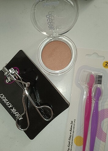 Kirpik kıvırıcı highlighter ve yüz traşı 