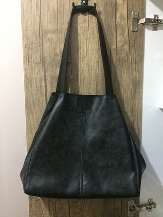 Çok kullanışlı siyah kol çantası 