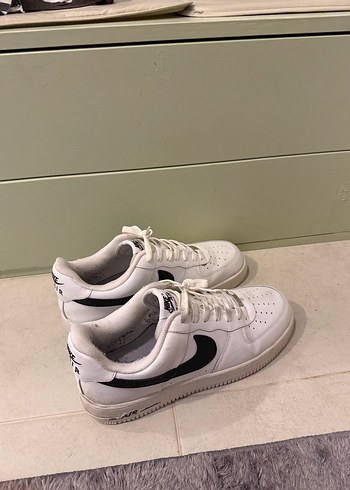 Nike Siyah Swooshlu Beyaz Sneaker