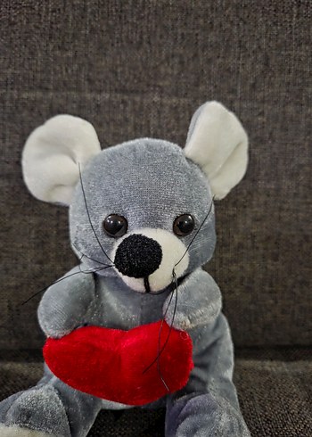 Kırmızı Kalpli Gri Peluş Oyuncak Fare - Görsel 2