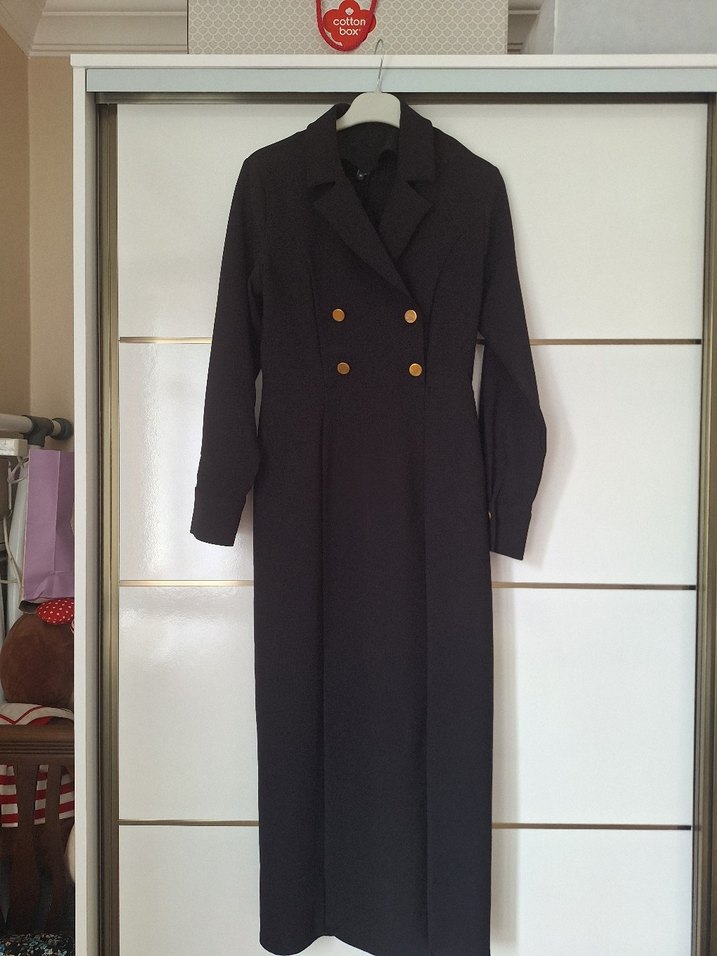 Siyah kruvaze yaka düğme detaylı dokuma elbise - Görsel 4