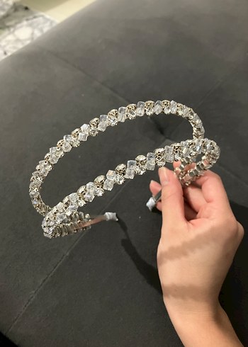 Beyaz Parlak Taşlı Metal Taç - Görsel 3