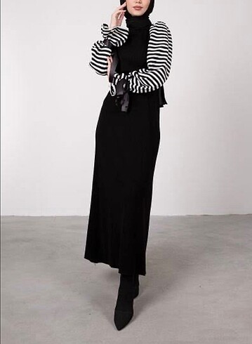 Siyah Beyaz Çizgili Kol Detaylı Triko Elbise ? Modern ve Şık - Görsel 6