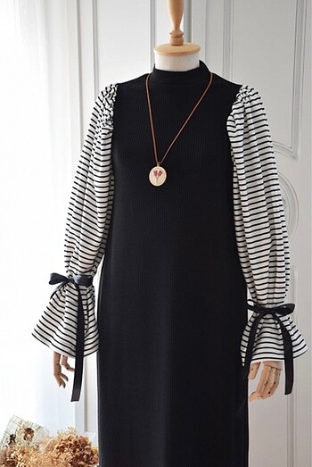 Siyah Beyaz Çizgili Kol Detaylı Triko Elbise ? Modern ve Şık - Görsel 7