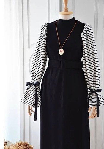 Siyah Beyaz Çizgili Kol Detaylı Triko Elbise ? Modern ve Şık - Görsel 8