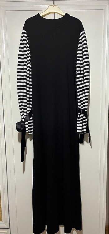 Siyah Beyaz Çizgili Kol Detaylı Triko Elbise ? Modern ve Şık - Görsel 10