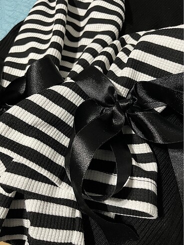 Siyah Beyaz Çizgili Kol Detaylı Triko Elbise ? Modern ve Şık - Görsel 11