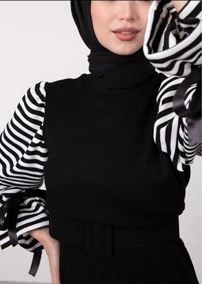 Siyah Beyaz Çizgili Kol Detaylı Triko Elbise ? Modern ve Şık - Görsel 3