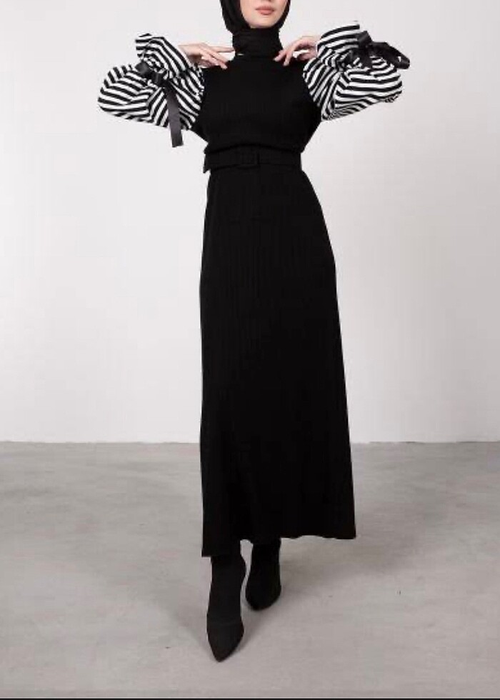 Siyah Beyaz Çizgili Kol Detaylı Triko Elbise ? Modern ve Şık - Görsel 4