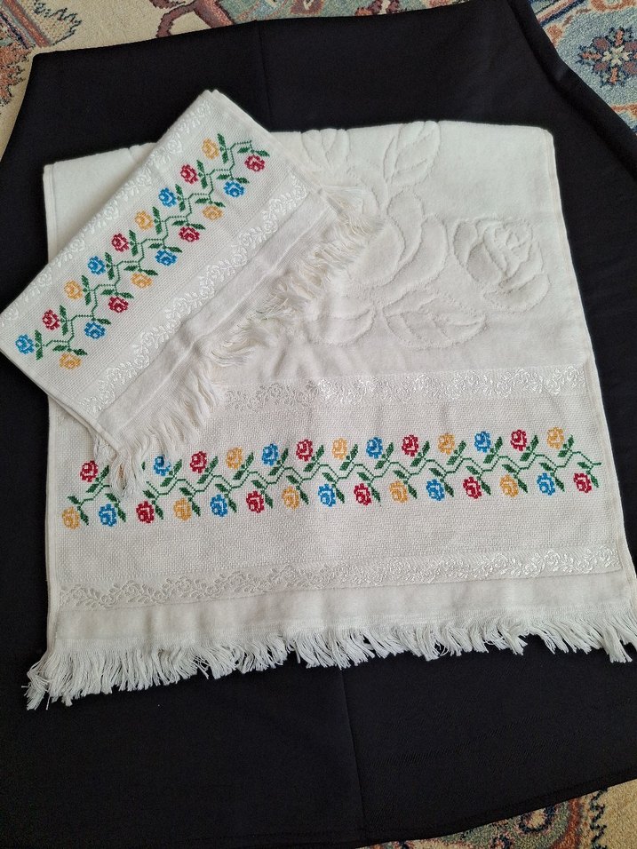 Renkli Nakışlı Beyaz Havlu Seti - Görsel 3