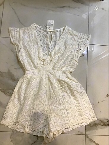 Oysho etiketli dantel şort kısa tulum