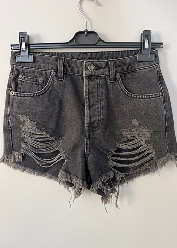 Gri Yırtık Düğmeli Kısa Denim Şort