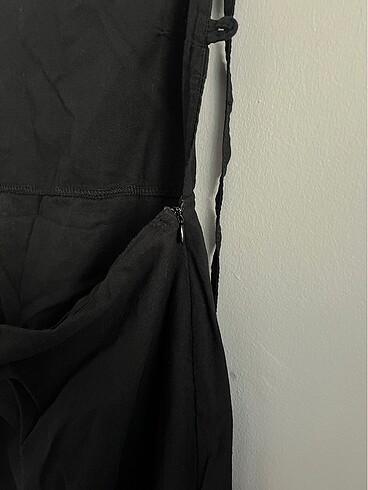 m Beden Siyah askılı sırt detaylı elbise