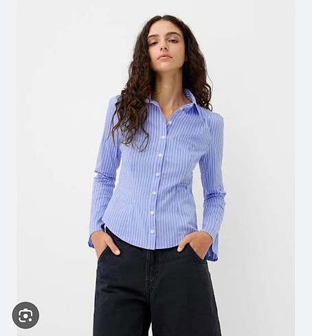 Bershka vücuda oturan gömlek