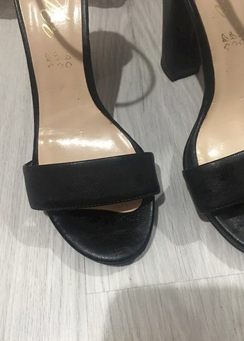 Siyah tek bant kadın topuklu ayakkabı - Görsel 3