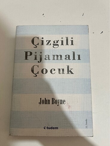 Çizgili pijamalı çocuk kitap