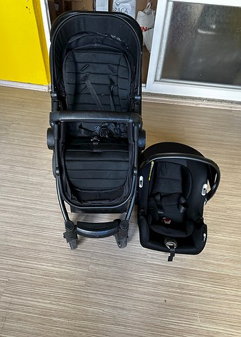 Diğer Siyah Bebek Arabası ve Oto Koltuğu Seti
