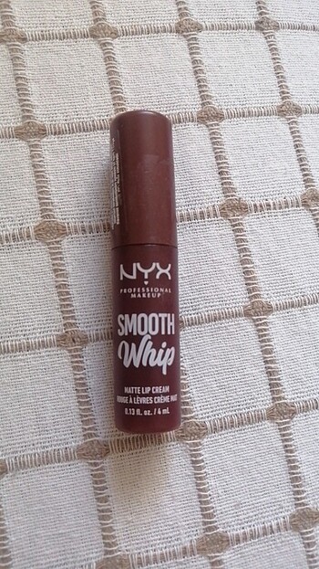 Nyx Smooth Whip Matte Lip Cream Thraad Count