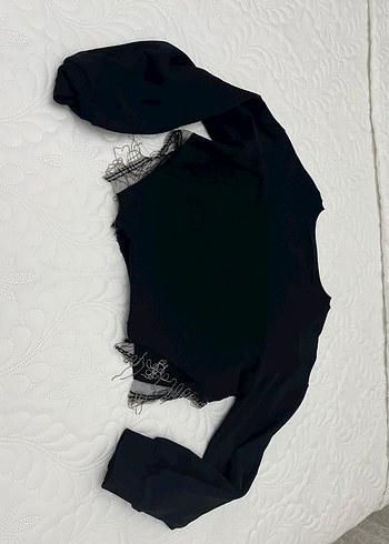 Siyah yanları detaylı bluz