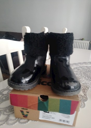 Kız Çocuk Siyah Parlak Kürklü Goth Bot - Görsel 6