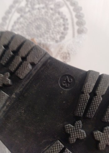 Kız Çocuk Siyah Parlak Kürklü Goth Bot - Görsel 5