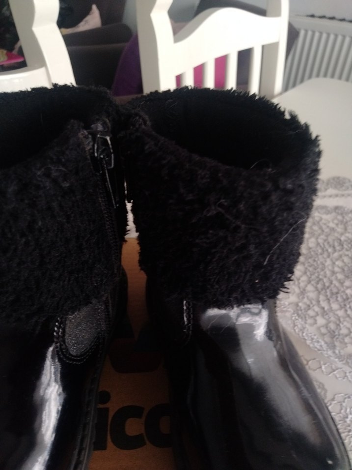 Kız Çocuk Siyah Parlak Kürklü Goth Bot - Görsel 2