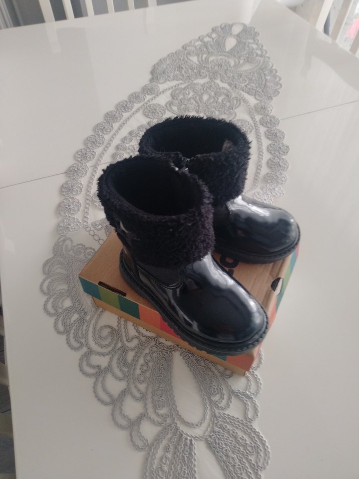 Kız Çocuk Siyah Parlak Kürklü Goth Bot - Görsel 3