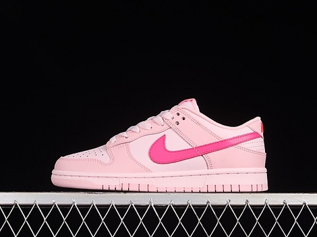 Nike Dunk Low Triple Pink