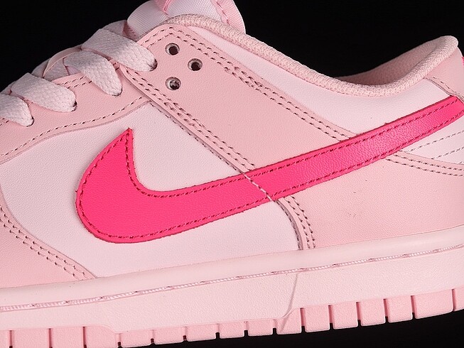 Nike Nike Dunk Low Triple Pink