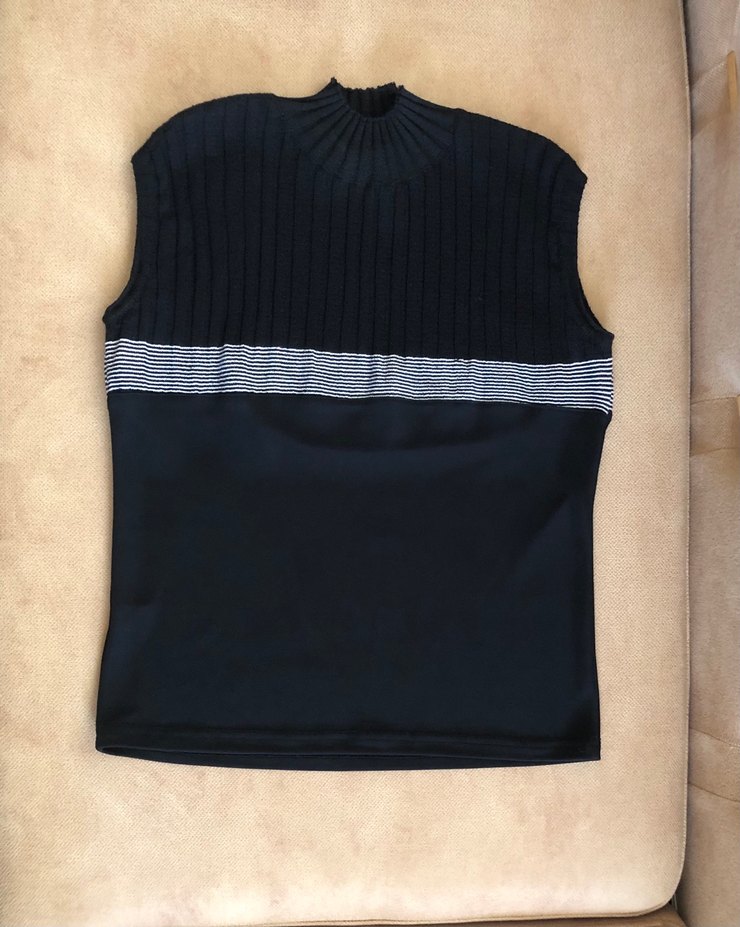 Boğazlı Siyah Triko Kolsuz Bluz - Görsel 2