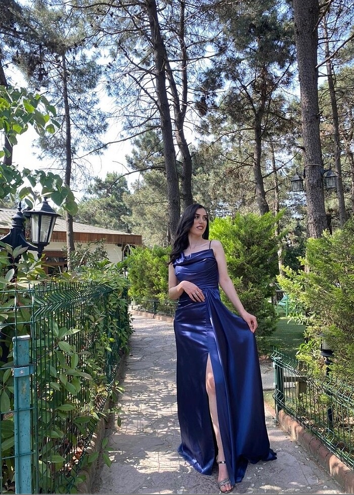 Lacivert abiye yeni 2 saat giyildi - Görsel 2