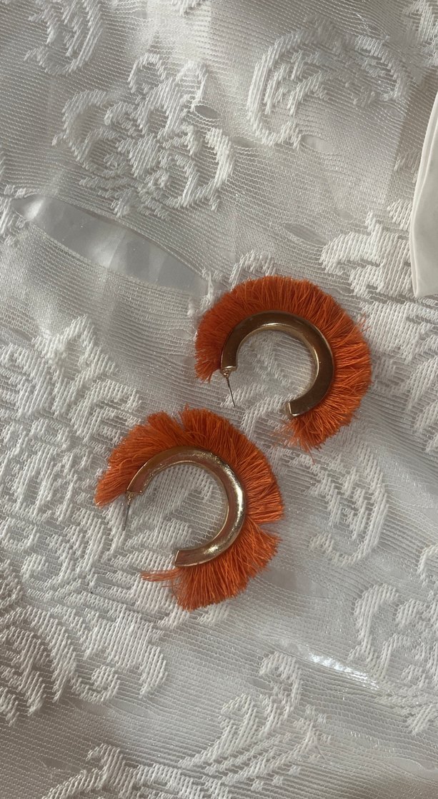 Turuncu Nakışlı Püsküllü Mini Küpe - Görsel 3