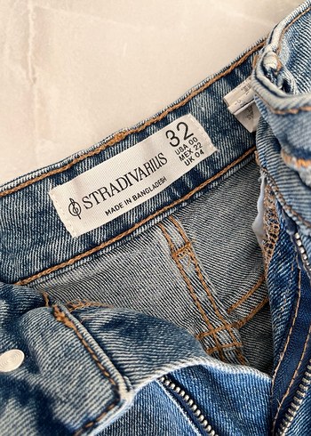 Stradivarius Kadın Mavi Kemerli Mini Denim Şort - Görsel 4