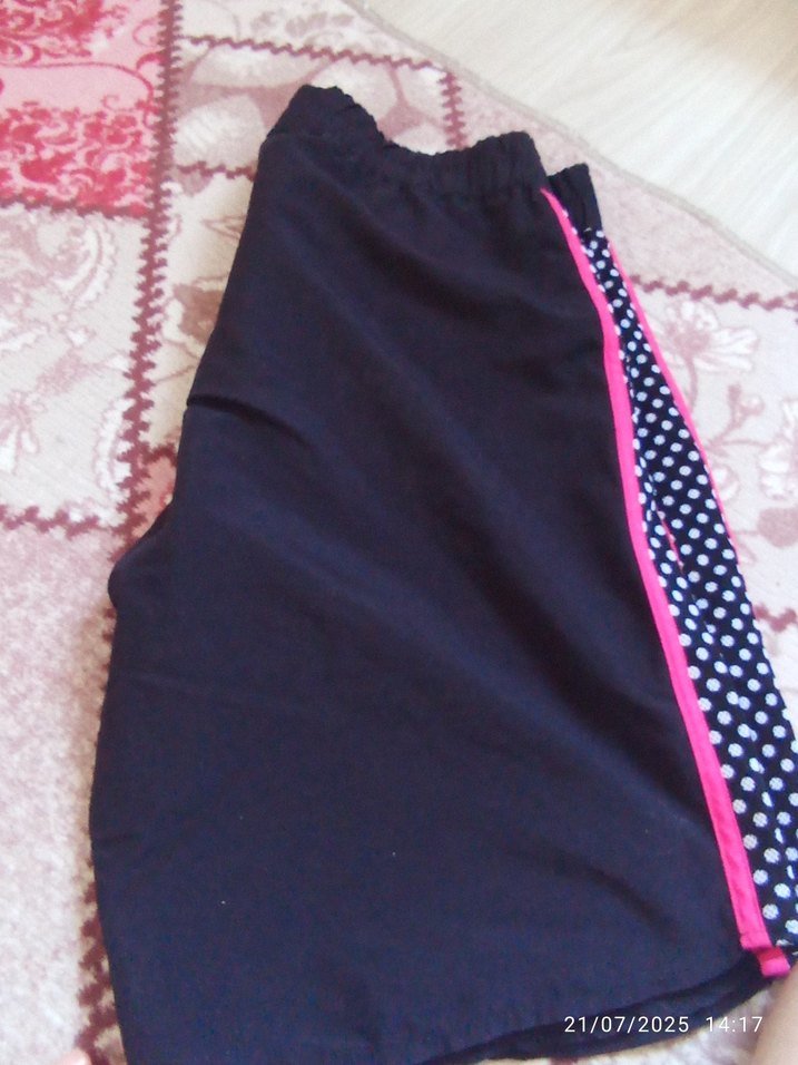 Pembe Detaylı Siyah Hamile Şortu - Görsel 2