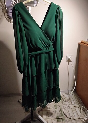 Zümrüt yeşili kısa elbise
