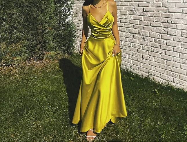 Fıstık yeşili uzun saten elbise