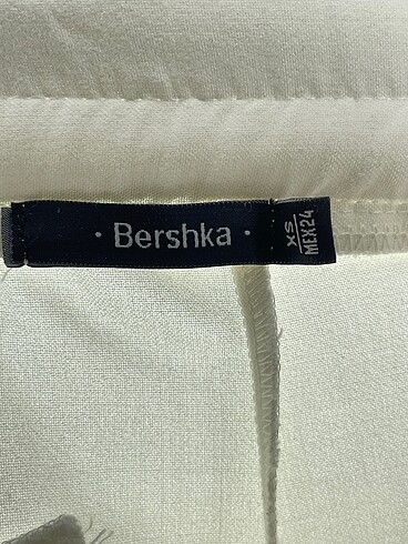 xs Beden beyaz Renk Bershka Kumaş Pantolon %70 İndirimli.