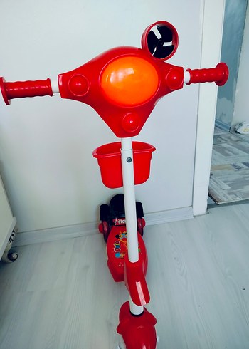 Renkli Kırmızı Üç Tekerlekli Bisiklet