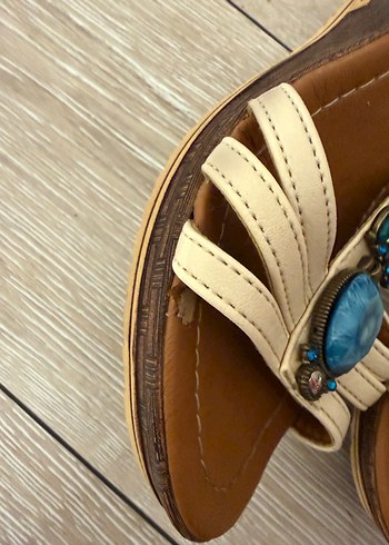 Boncuk Detaylı Çok Renkli Dolgu Topuklu Sandalet - Görsel 3