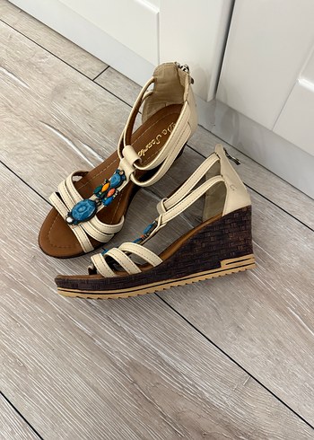 Boncuk Detaylı Çok Renkli Dolgu Topuklu Sandalet - Görsel 2