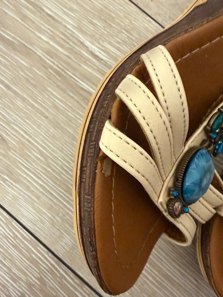 Boncuk Detaylı Çok Renkli Dolgu Topuklu Sandalet - Görsel 3