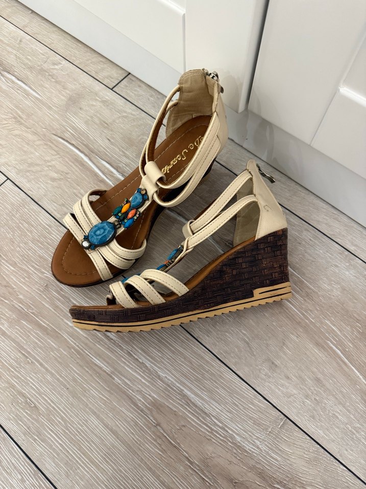 Boncuk Detaylı Çok Renkli Dolgu Topuklu Sandalet - Görsel 2