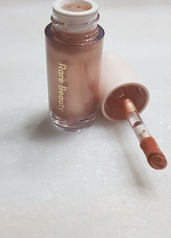 Rare Rare Beauty Likit Highlighter Mesmerize